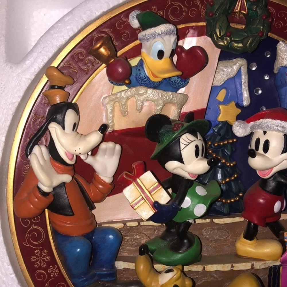 Disney Store LE Bas Relief Holiday Plate